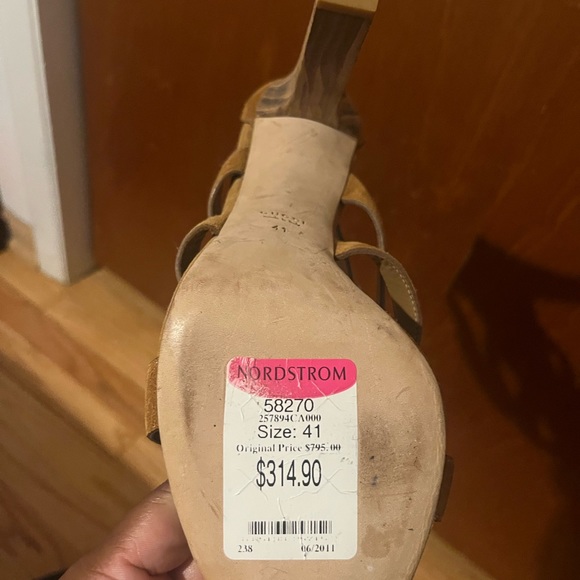 Authentic gently used Gucci suede heels 👠 🛍️🤎Reasonable offers accepted - Picture 3 of 10